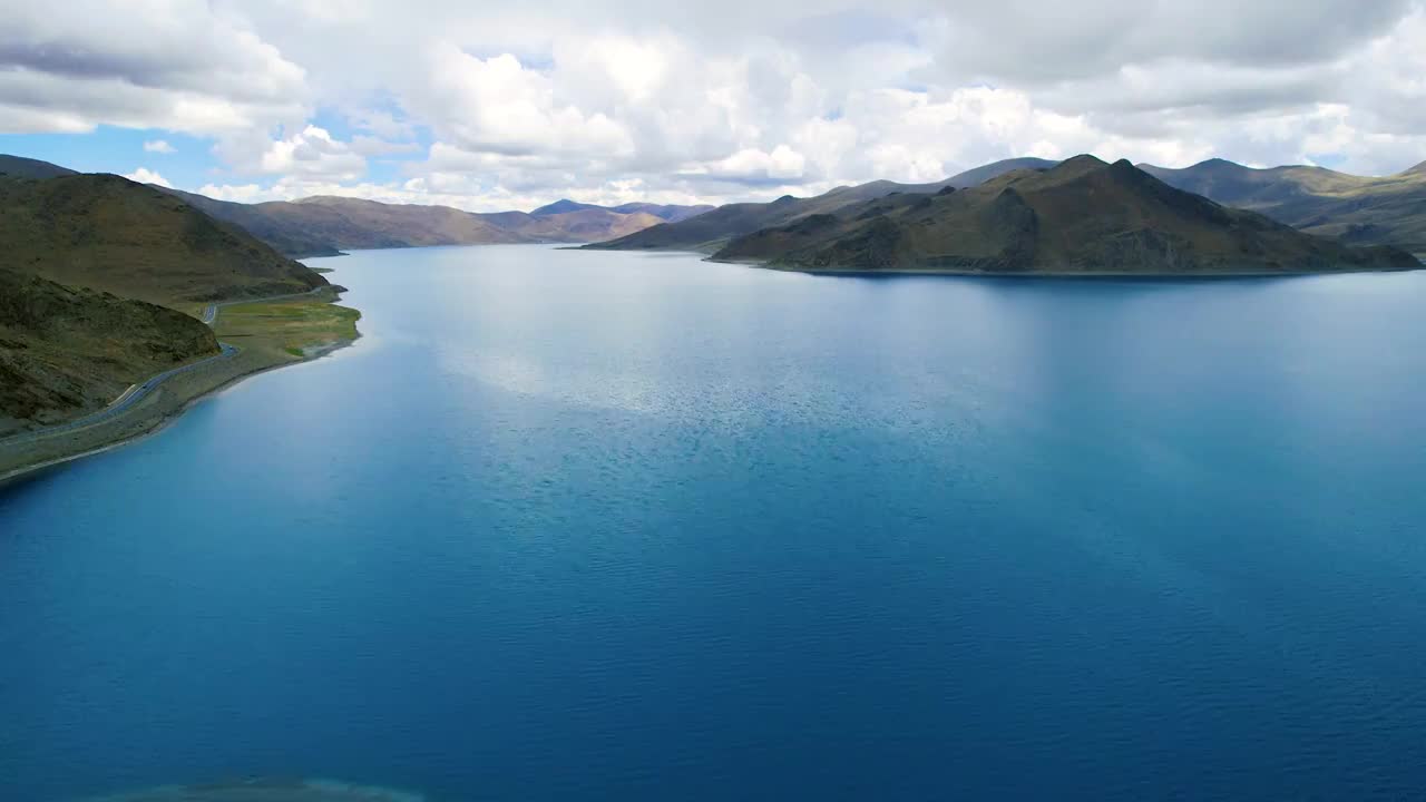 西藏山南市浪卡子县羊卓雍措高原圣湖航拍视频素材