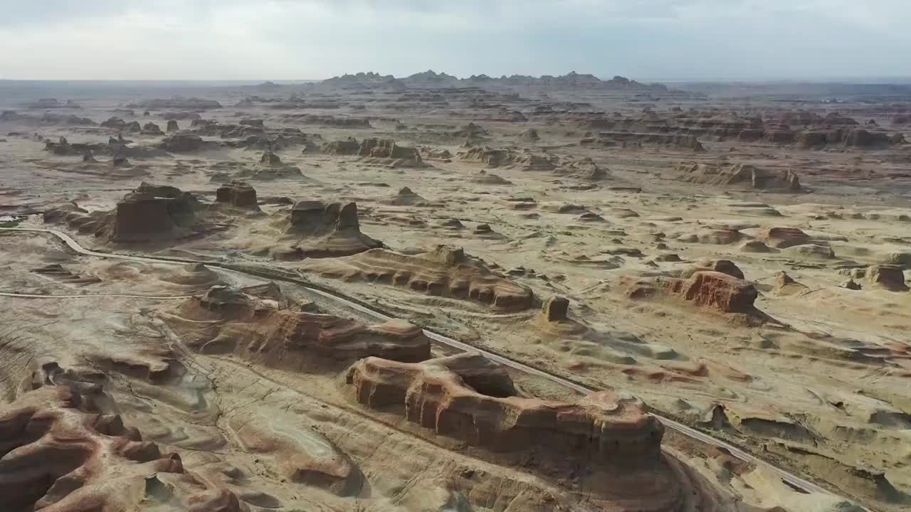 新疆克拉玛依乌尔禾世界魔鬼城雅丹地貌自然风光视频素材