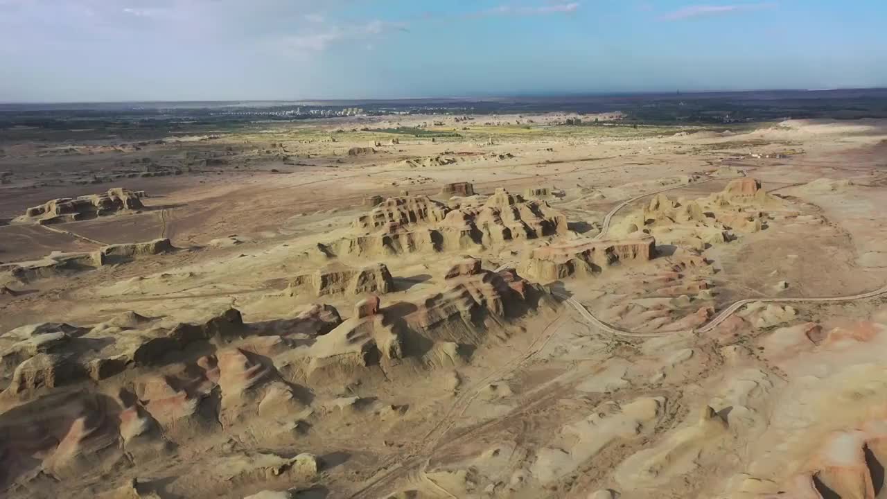 新疆克拉玛依乌尔禾世界魔鬼城雅丹地貌自然风光视频素材