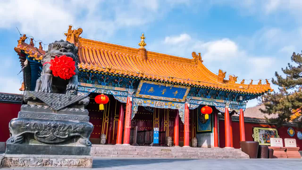 中国内蒙古呼和浩特大召寺大门和门口的石狮子延时摄影视频素材