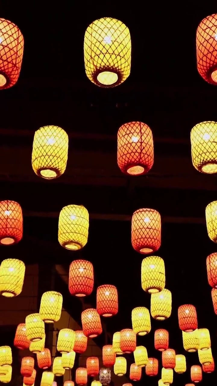 古镇夜晚街道的灯笼，中国传统节日里的喜庆视频素材