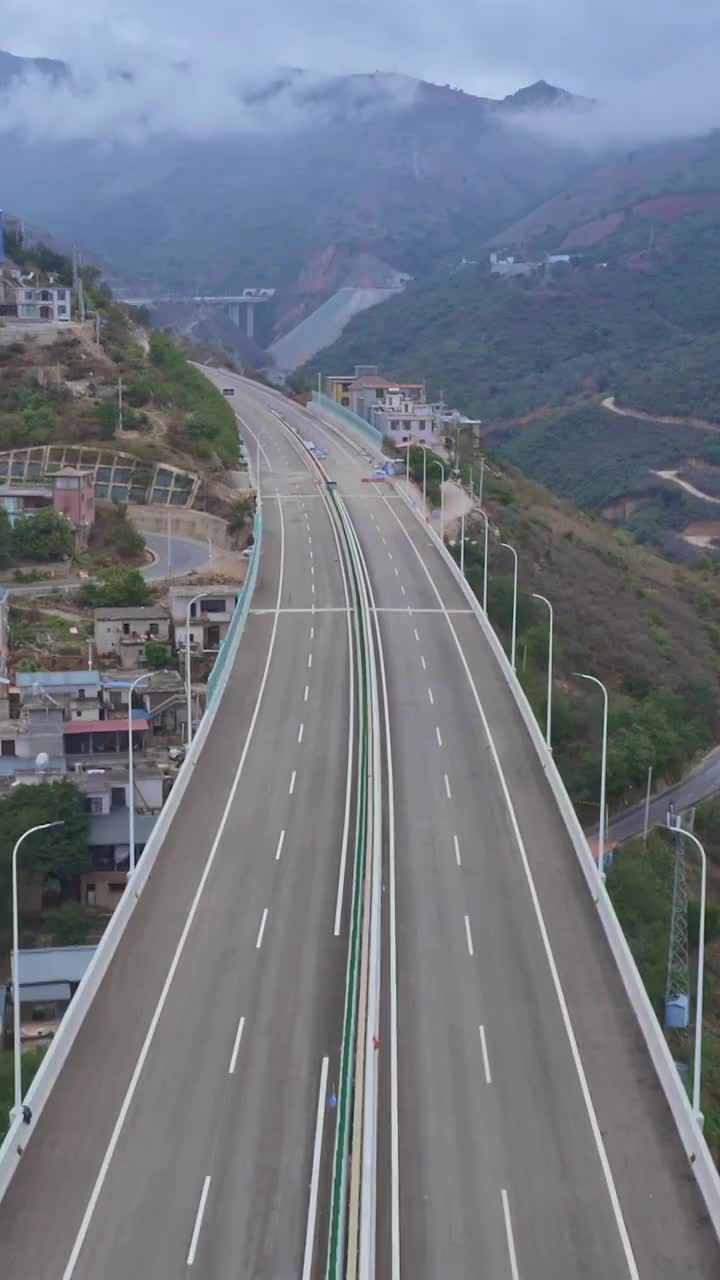山谷中的高速公路，航拍蜿蜒前进的公路视频下载