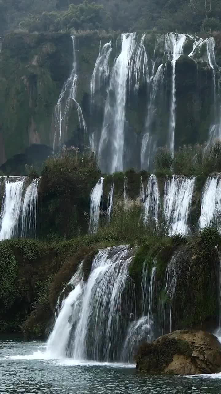 瀑布的水流，巨大落差瀑布的河水视频素材