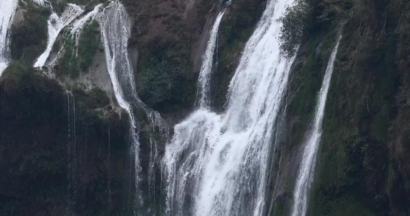 瀑布的水流，巨大落差瀑布的河水视频素材