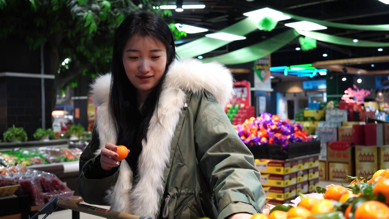 一个女孩购买水果视频下载