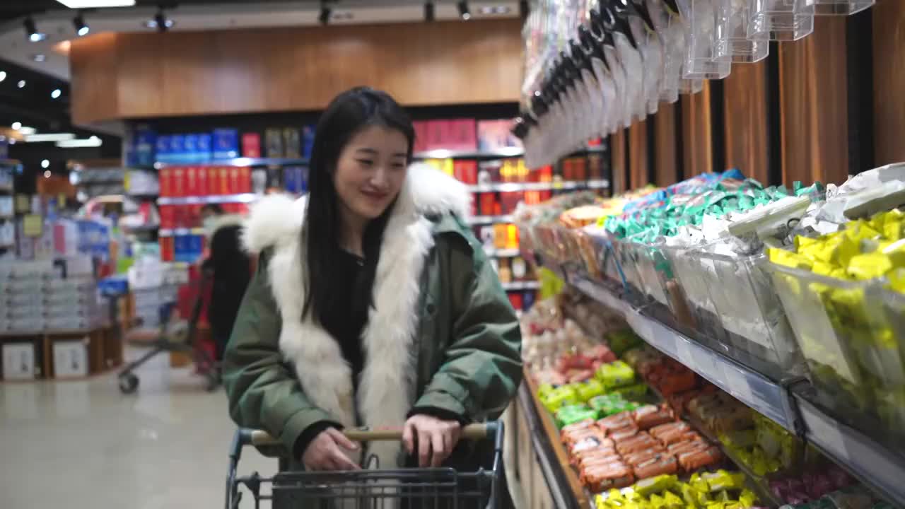 一个女人超市购物视频下载