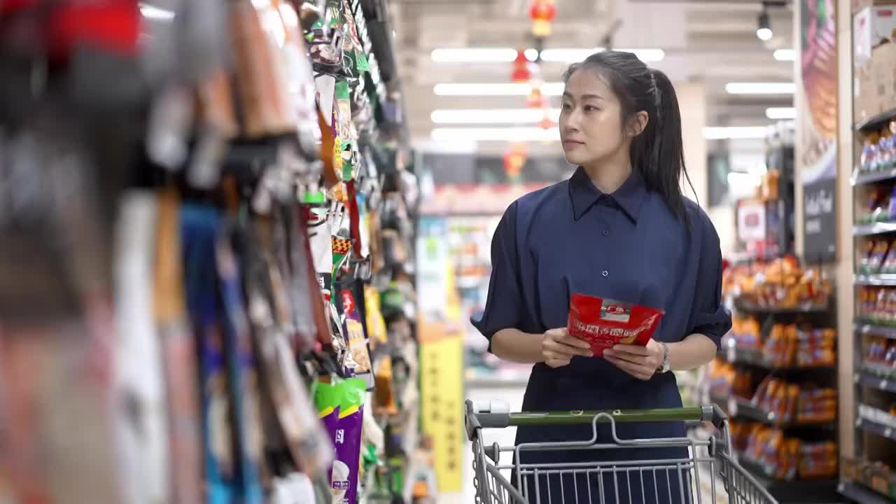 年轻女子在超市里购物视频素材