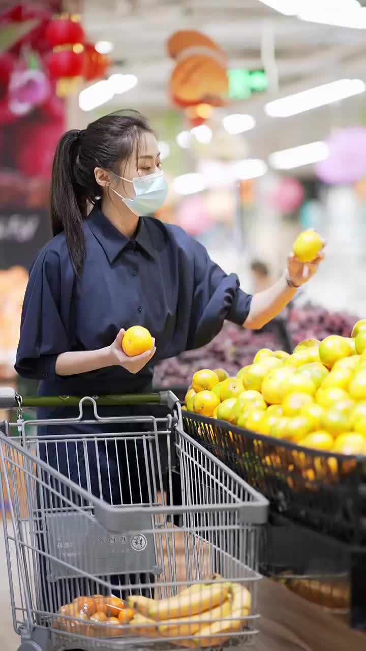 年轻女子在超市里选购水果视频素材