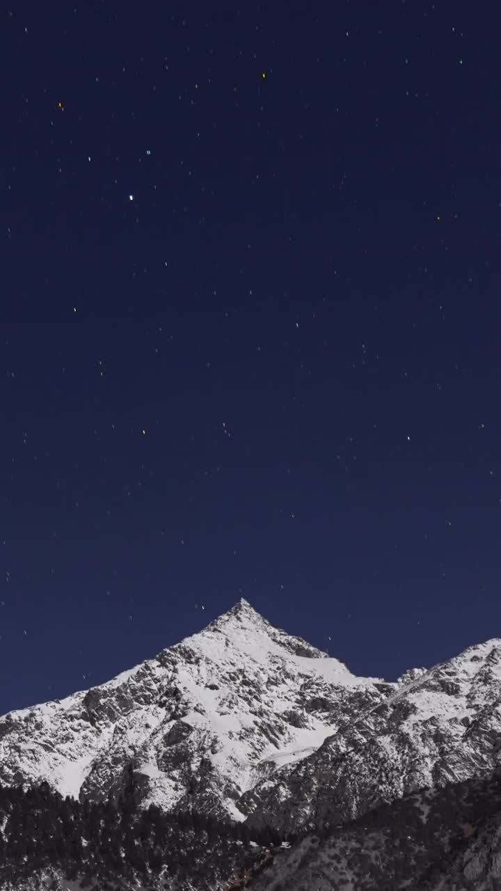 雪山的星空，夜晚雪山的星轨视频素材