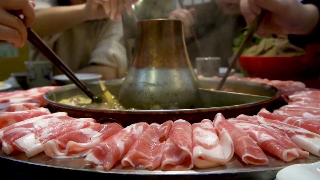 中国传统美食，鸳鸯火锅，吃火锅，家庭聚餐。（合集）视频下载