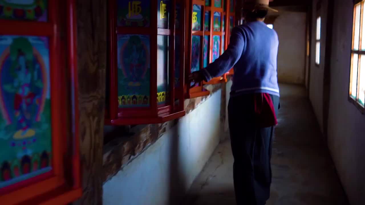 一位藏民转经筒视频素材