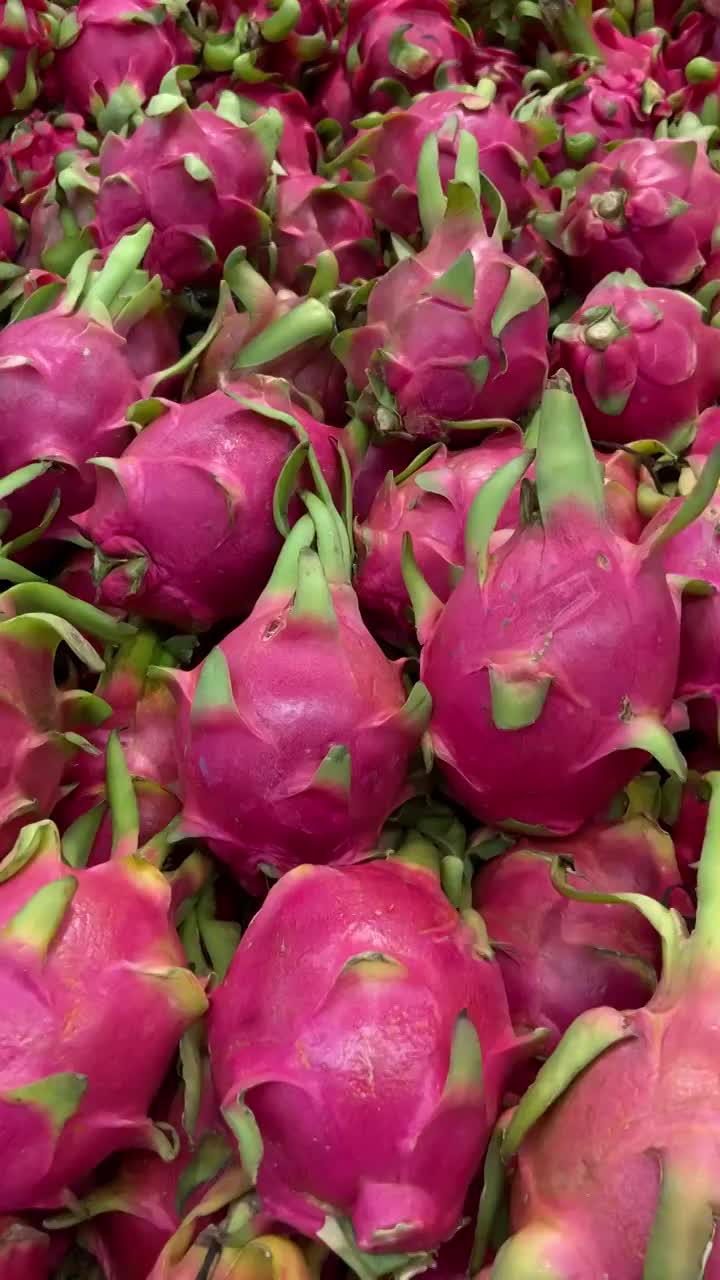超市货架上展示的水果火龙果特写视频素材