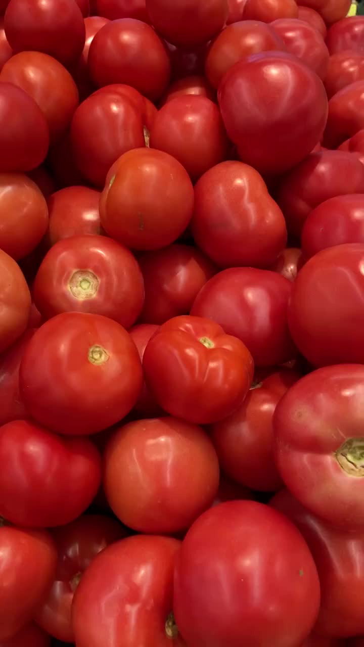 超市货架上展示的蔬菜西红柿特写视频素材