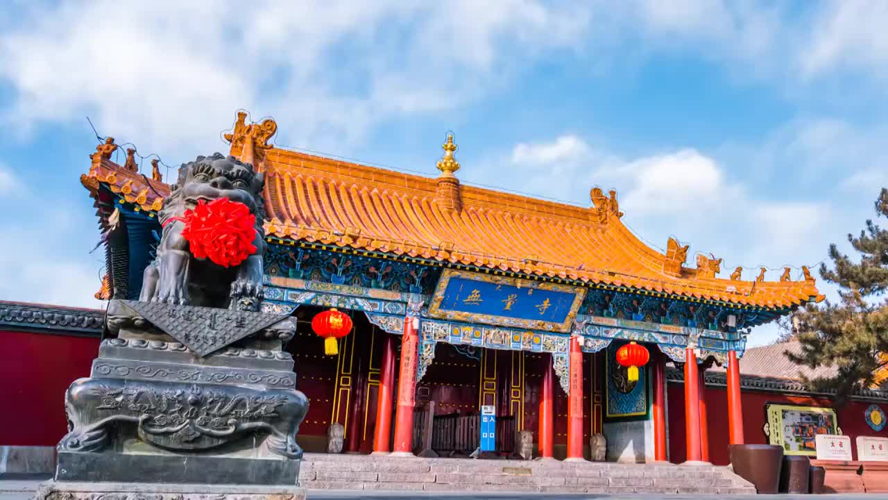 中国内蒙古呼和浩特大召寺大门和门口的石狮子延时摄影视频素材