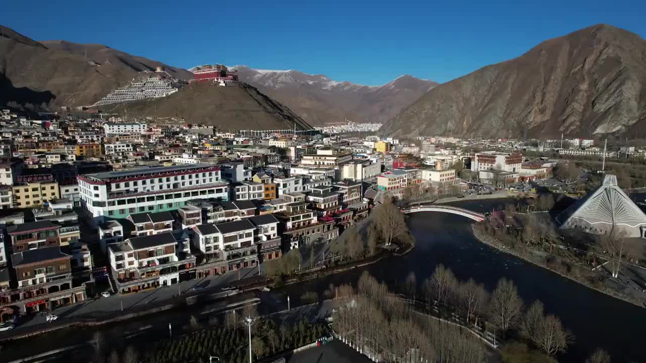 青海玉树藏族自治州玉树市中心地标建筑结古寺城市风光航拍视频素材
