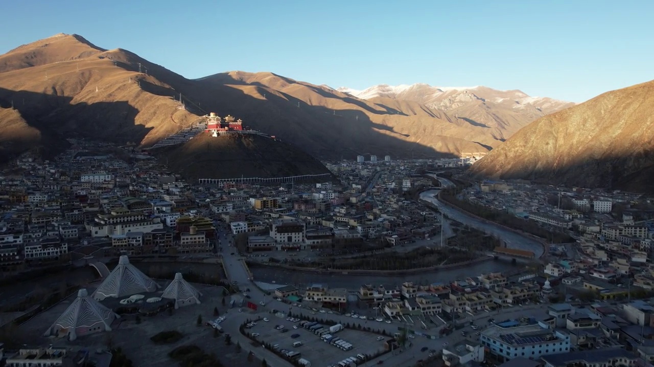 青海玉树藏族自治州玉树市中心地标建筑结古寺城市风光航拍视频素材