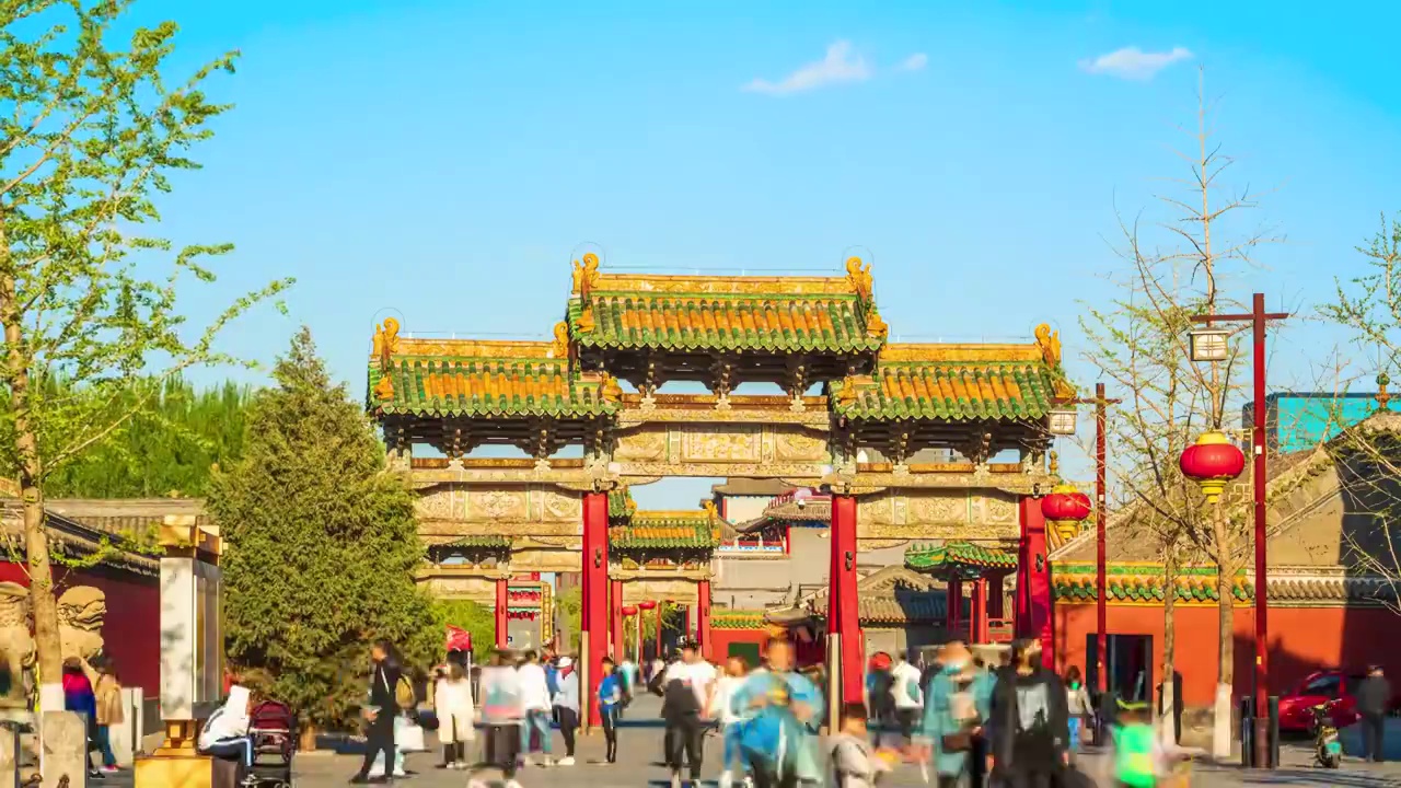 中国辽宁沈阳故宫古建筑街道人群延时摄影视频素材