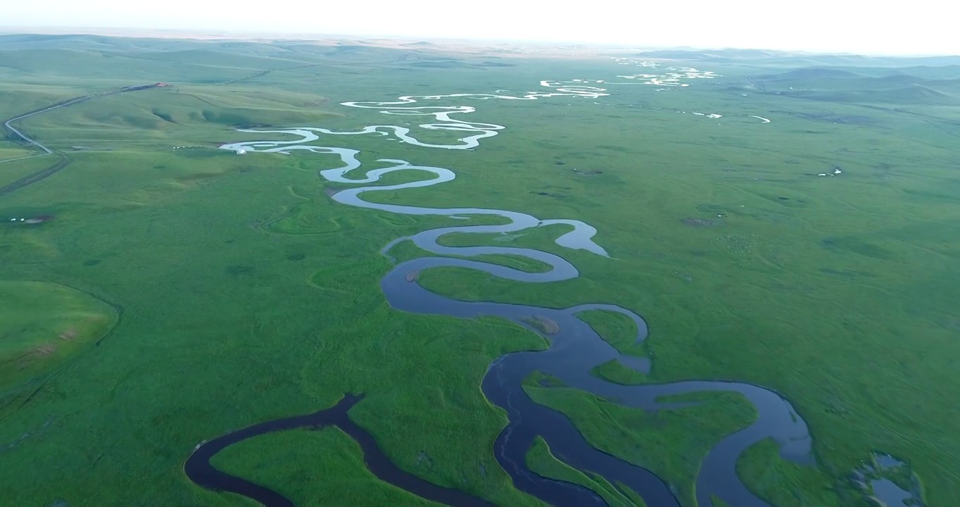 航拍呼伦贝尔草原蜿蜒的莫日格勒河视频下载