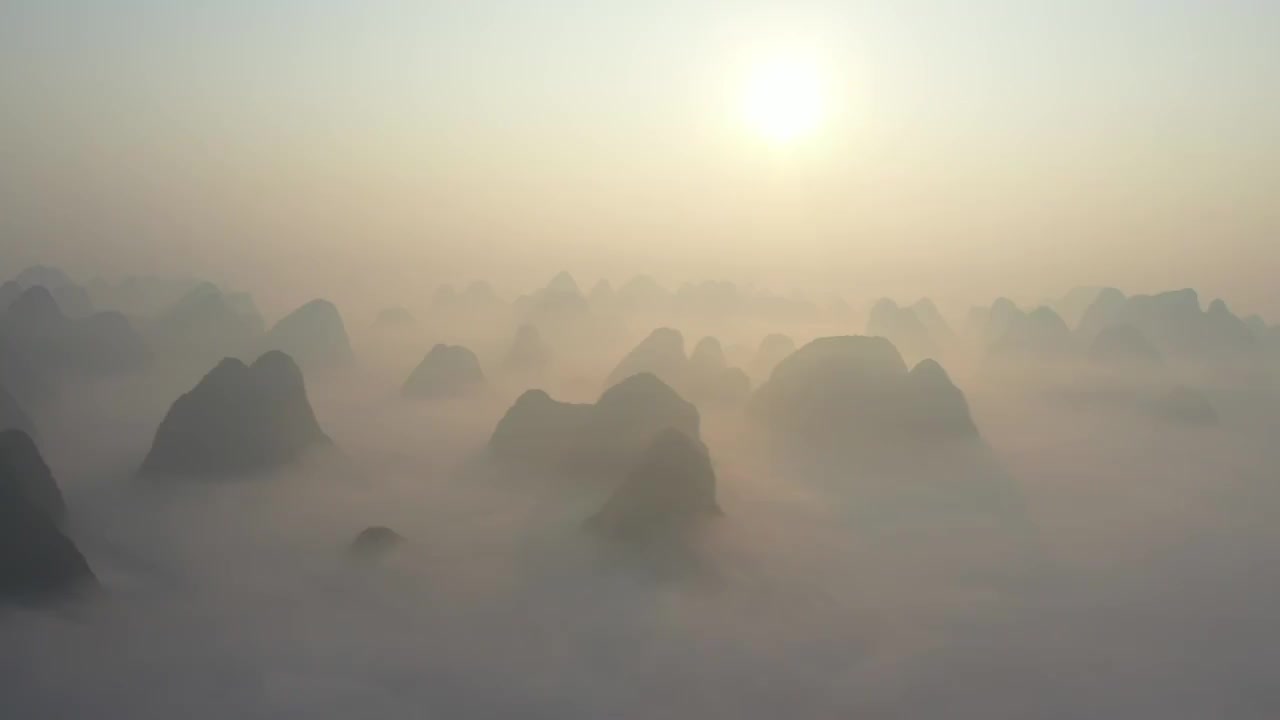 清晨桂林阳朔喀斯特地貌群山上的日出云海视频素材