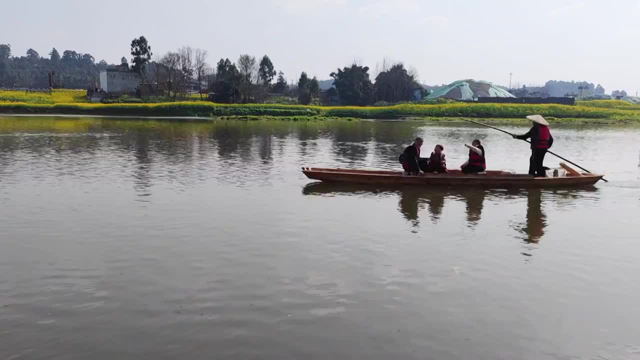 河流上的小船视频素材