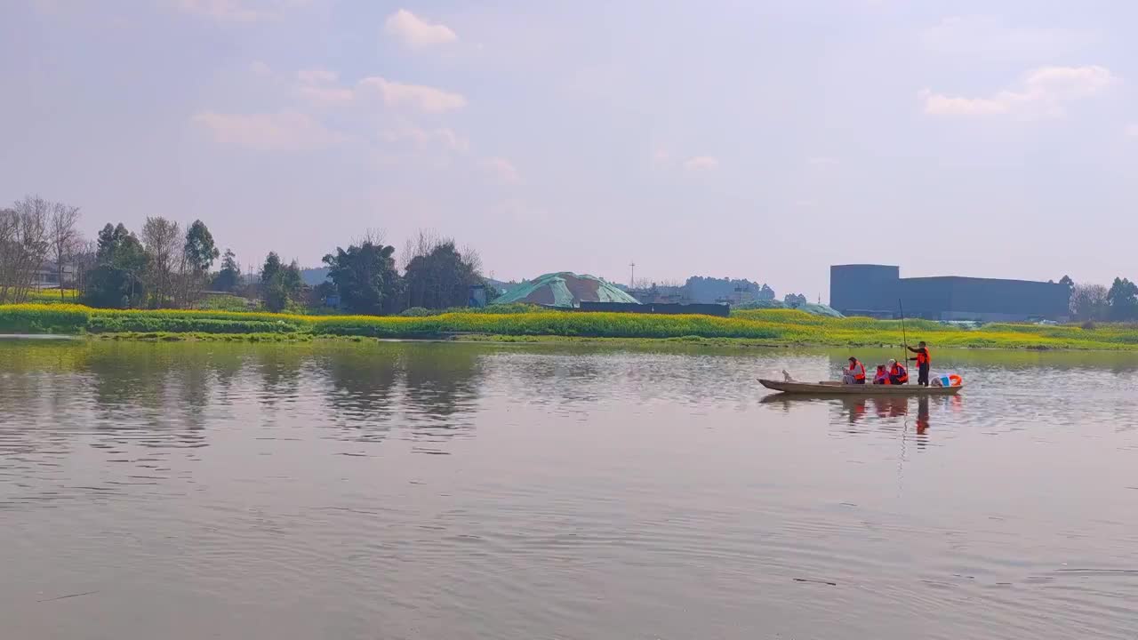 河流上的小船视频素材