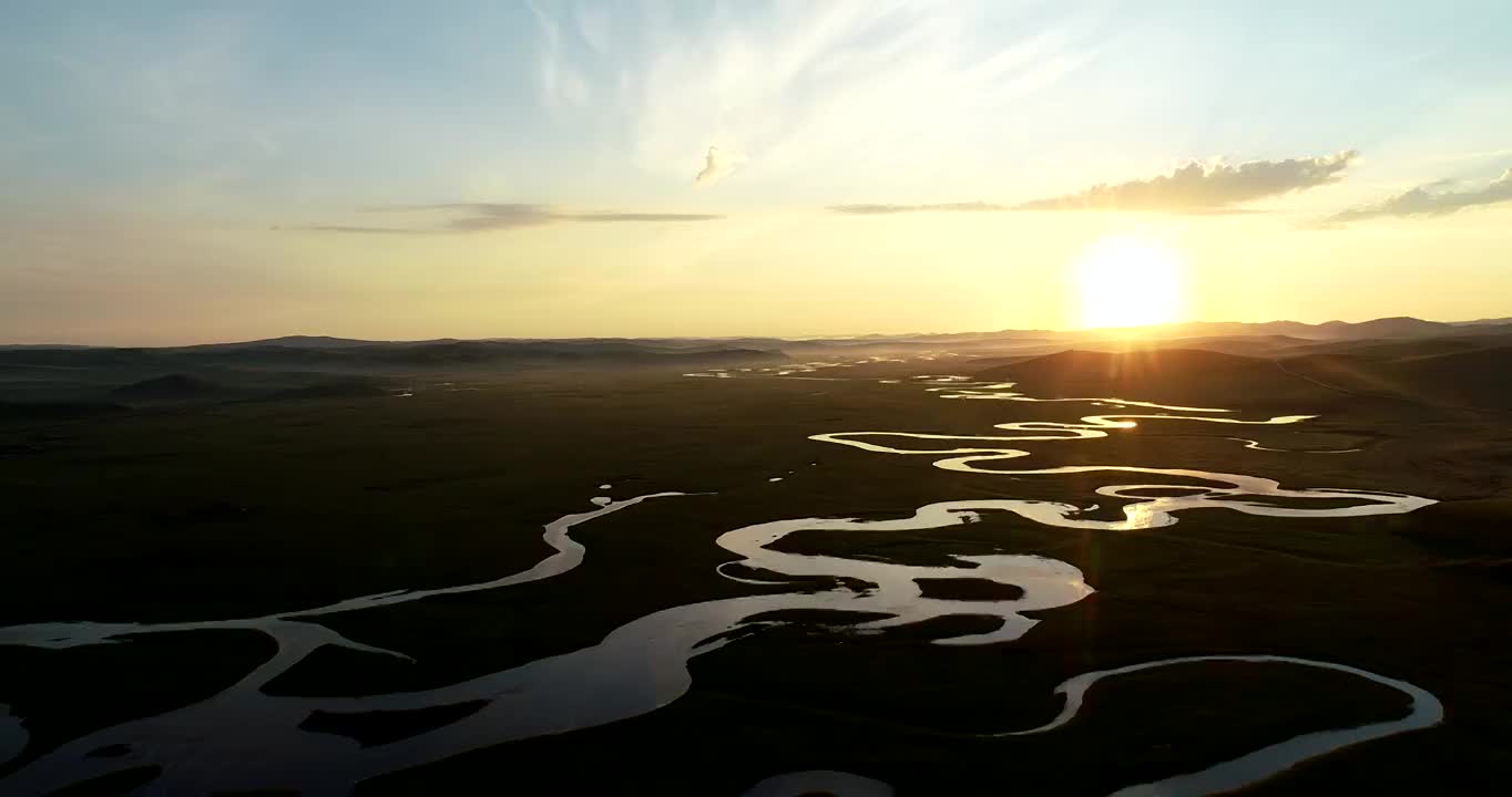 航拍呼伦贝尔草原蜿蜒的河流视频下载