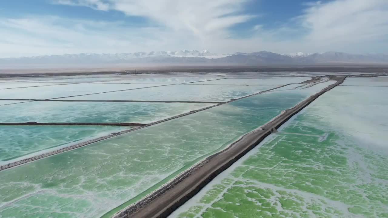 青海海西州茫崖翡翠湖盐湖卤水池自然风光航拍视频素材