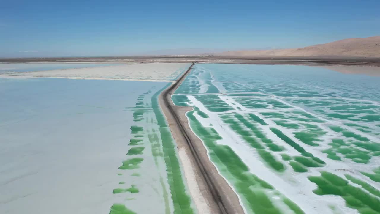 青海海西州茫崖翡翠湖盐湖卤水池自然风光航拍视频素材