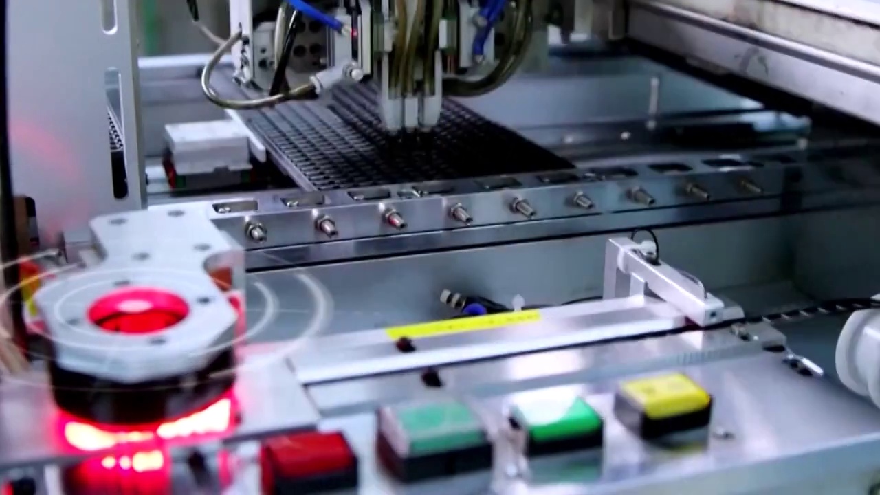 中国的高科技自动化芯片生产线特写（选编）视频素材