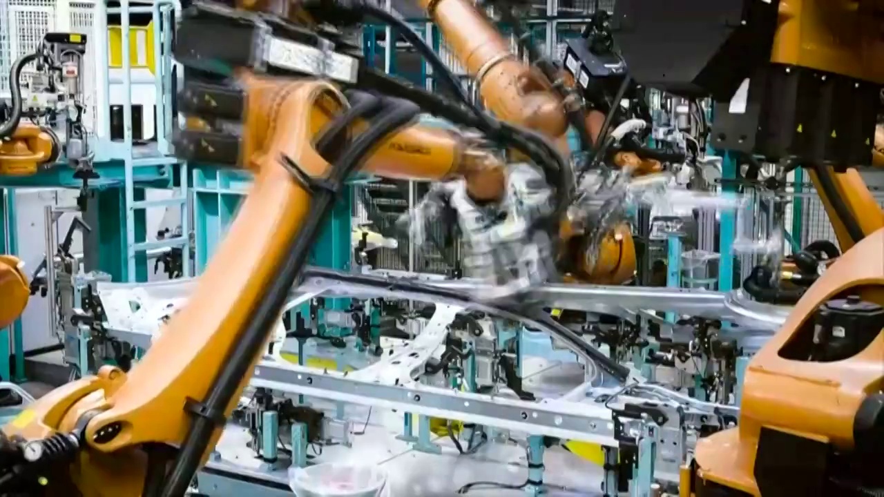 中国汽车厂高科技自动化生产线机械臂（选编）视频素材
