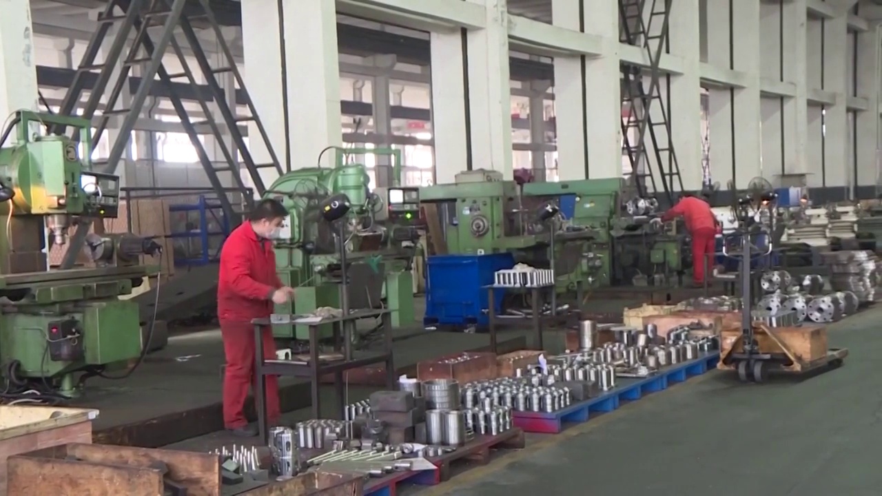 中国的金属重工业工厂内部工作（选编）视频素材