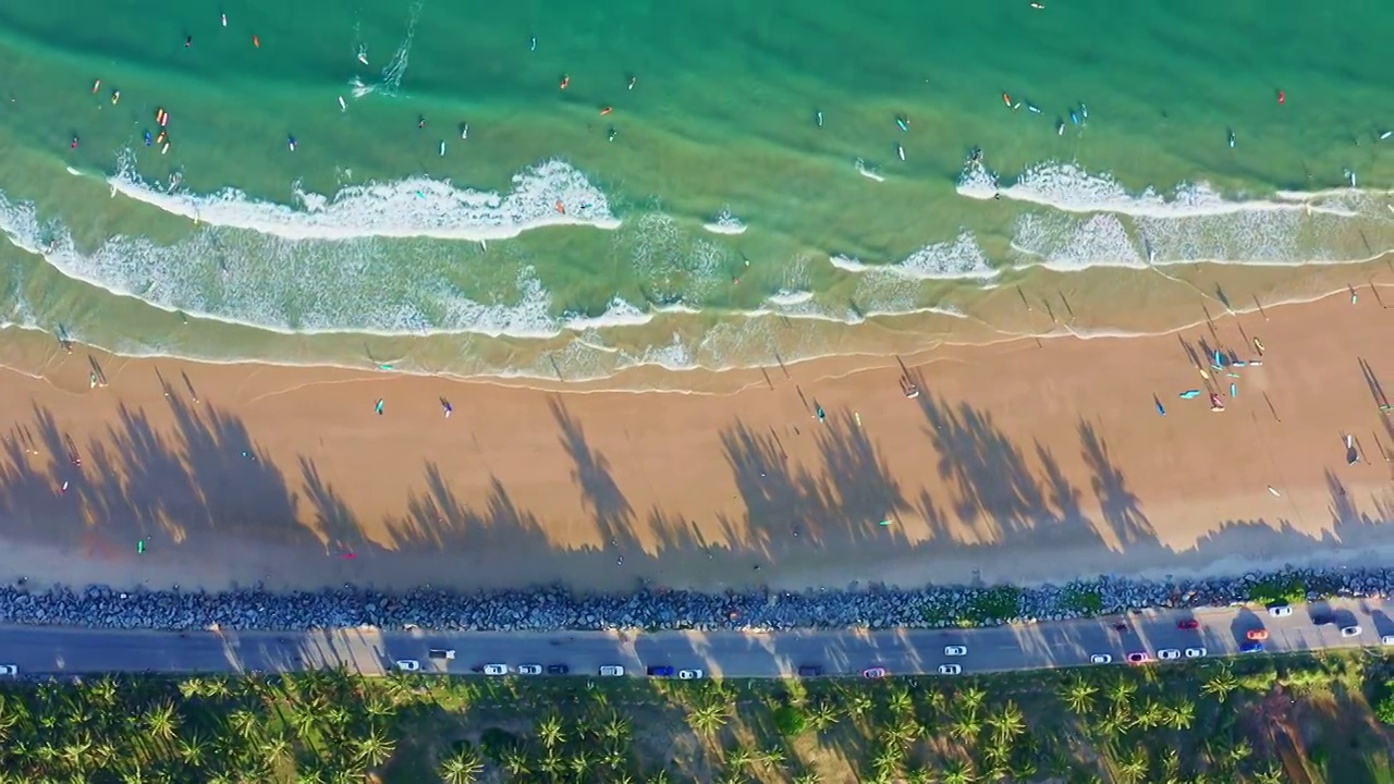 航拍清晨中国海南万宁日月湾沙滩与冲浪视频素材