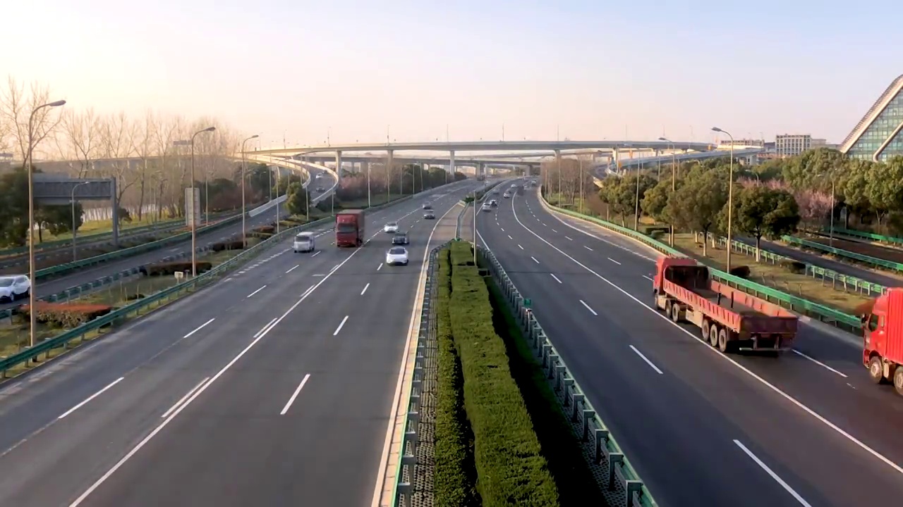 上海外环线繁忙的交通高速公路双向车流城市空镜全景延时摄影视频下载