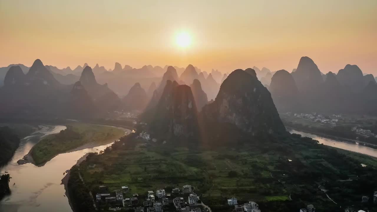 航拍中国桂林漓江山水自然风光在日出视频素材
