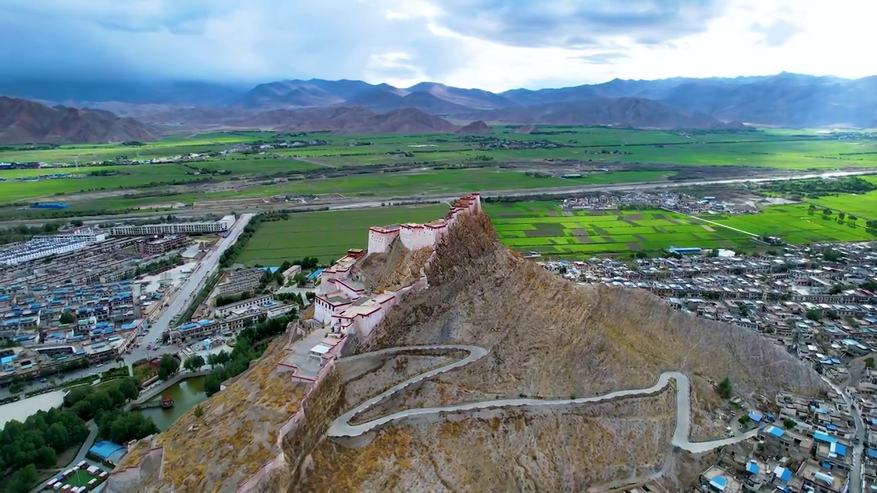 西藏日喀则江孜宗山古堡航拍环绕视频藏区古迹风景视频下载
