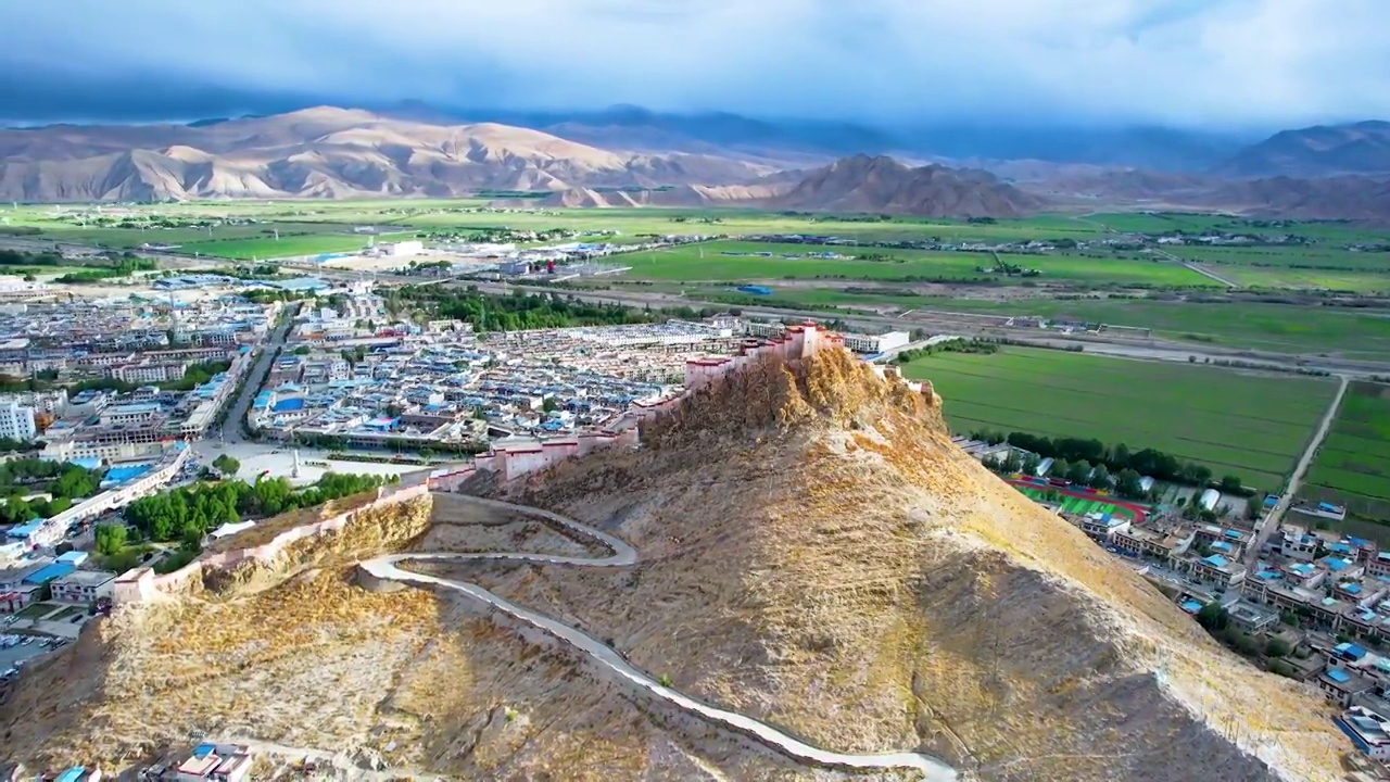 西藏日喀则江孜宗山古堡航拍环绕视频藏区古迹风景视频素材