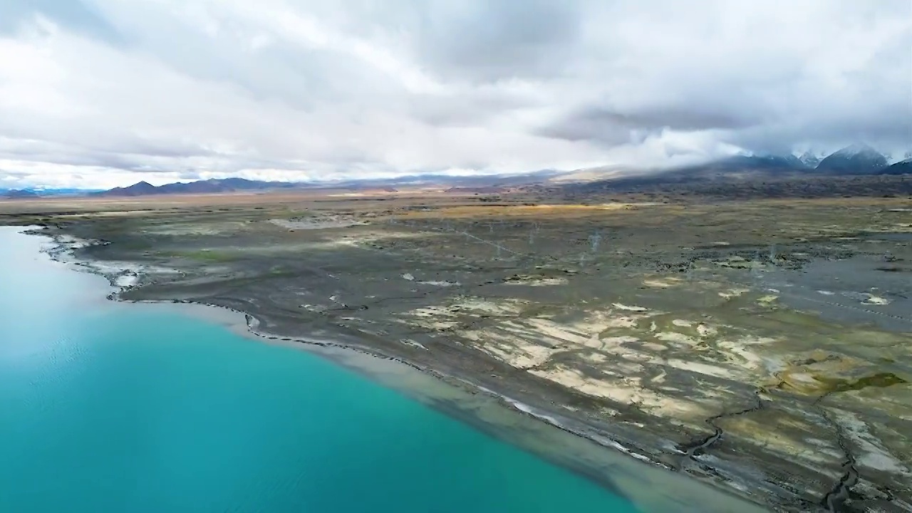 西藏日喀则佩枯措湖高海拔淡水湖航拍视频素材