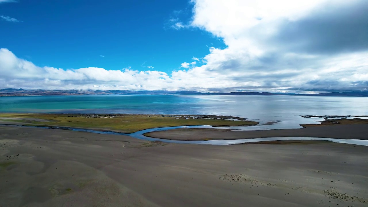 西藏阿里圣湖玛旁雍措航拍高原湖泊风景视频素材