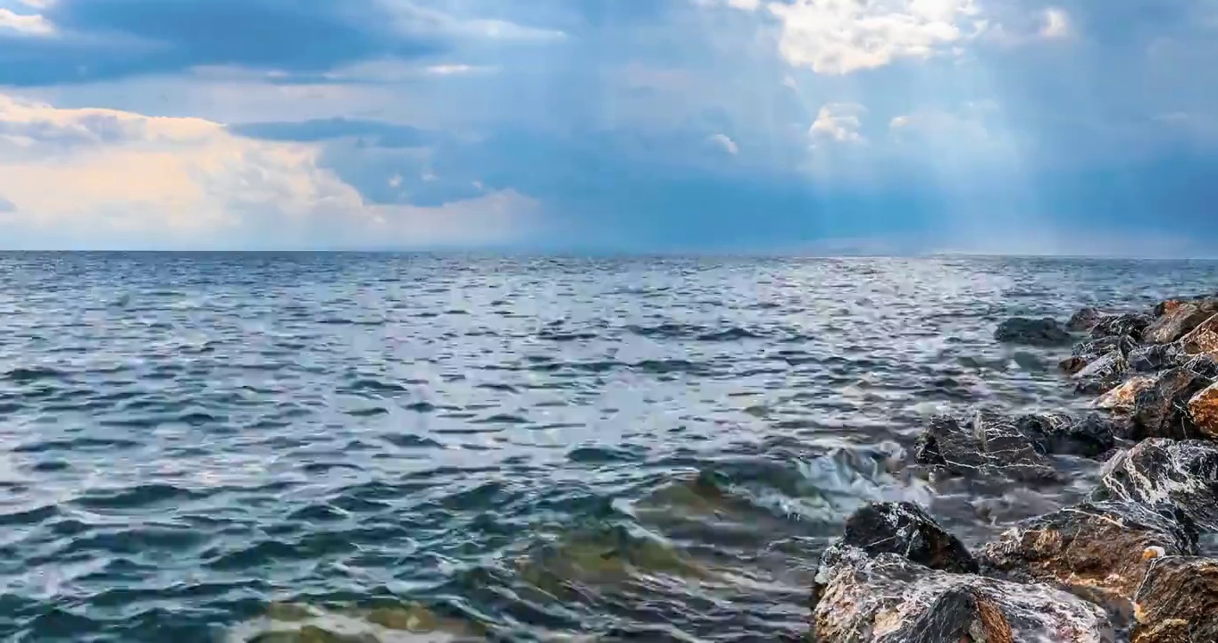 新疆伊犁赛里木湖水面自然风光视频下载