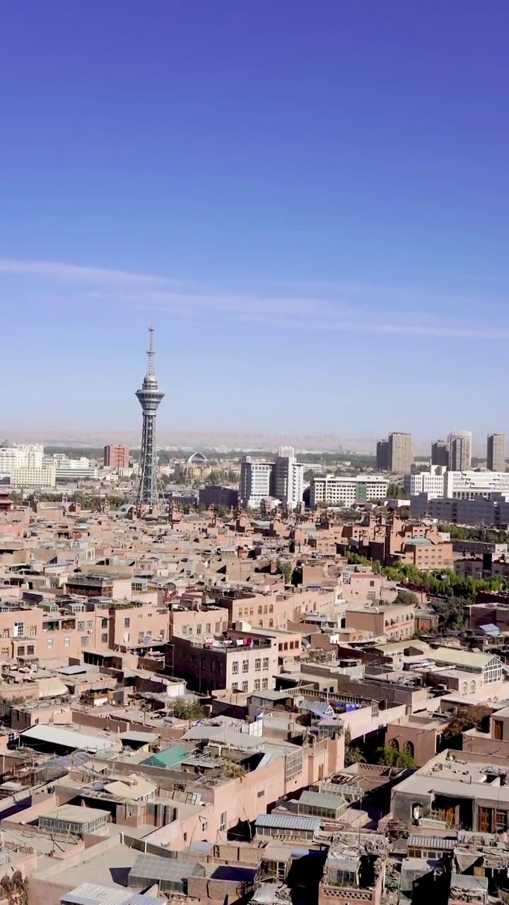 充满民族风情的新疆喀什古城，鸽子在古城上空飞翔视频下载