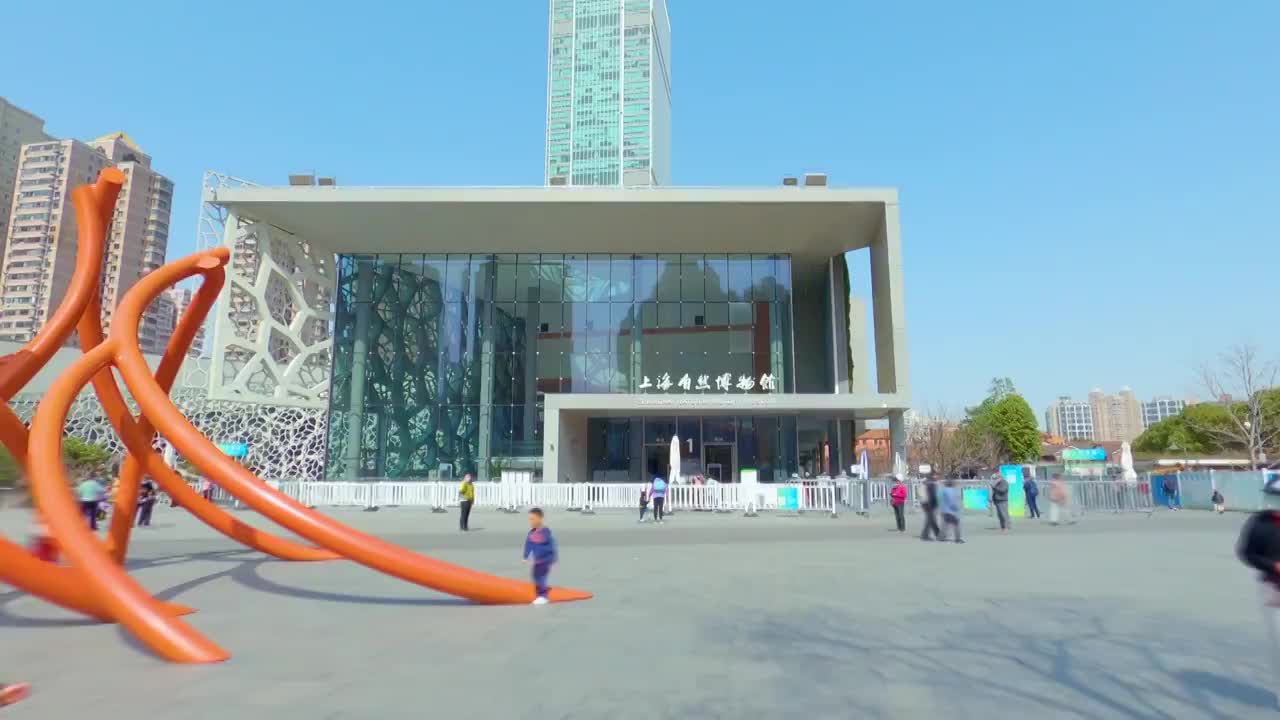 静安区雕塑公园内自然博物馆滑轨镜头前推视频素材