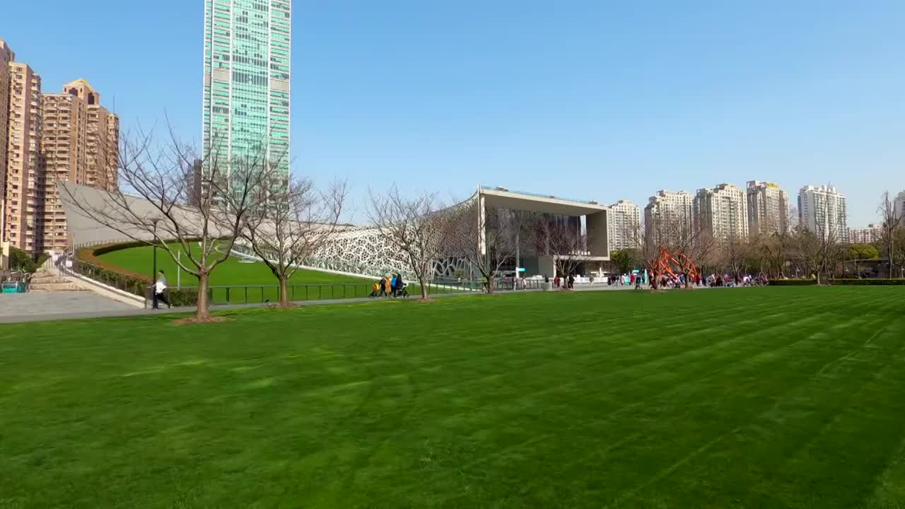 静安区雕塑公园内自然博物馆滑轨镜头延时视频素材