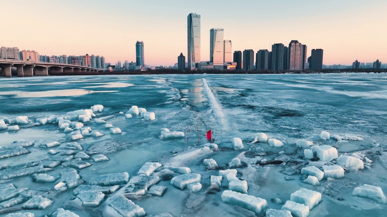 4K哈尔滨城市大景松花江冬季冰封冰面纹理视频下载