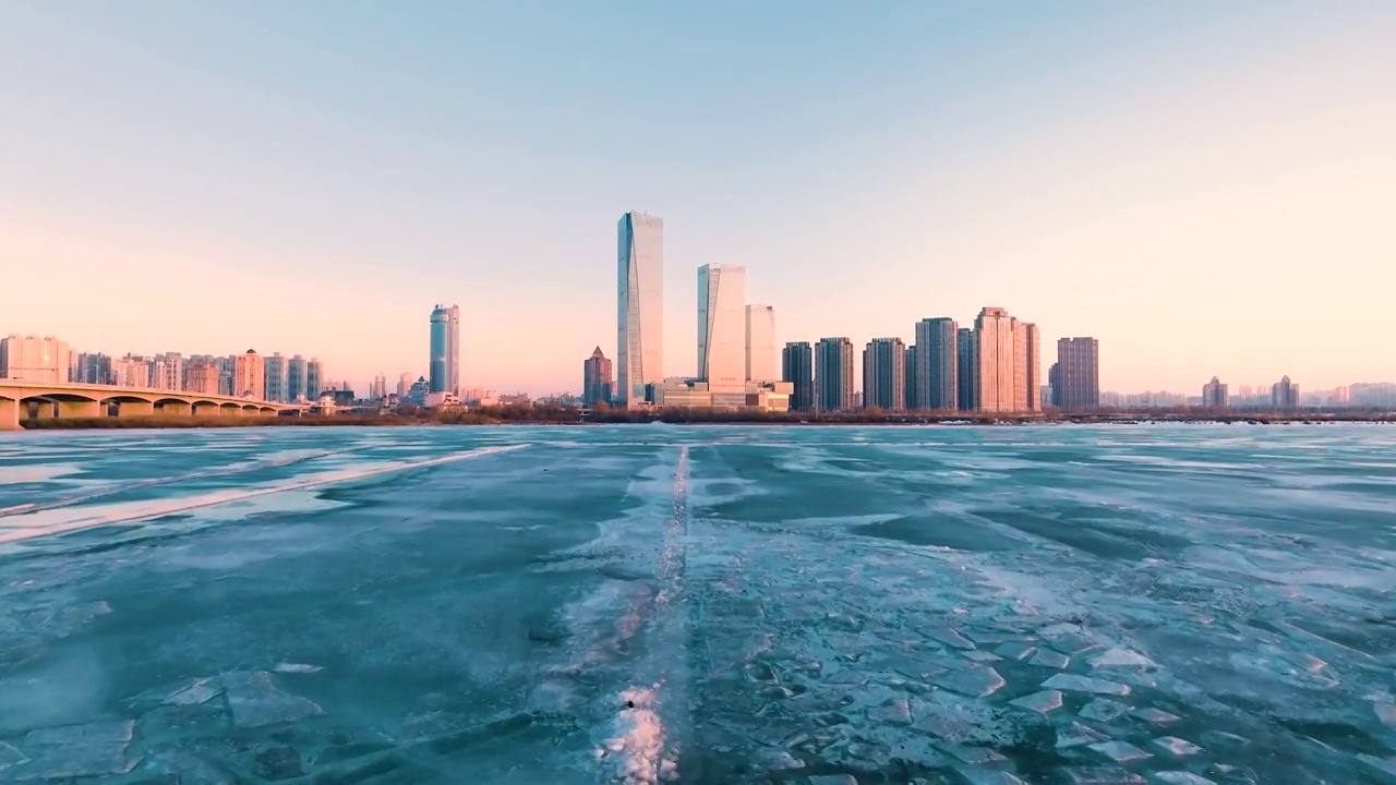 4K哈尔滨城市大景松花江冬季冰封冰面纹理视频下载
