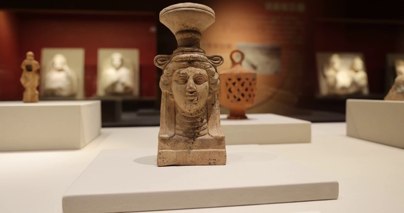 叙利亚大马士革国家博物馆：陶女性头像香炉（公元100年）视频素材