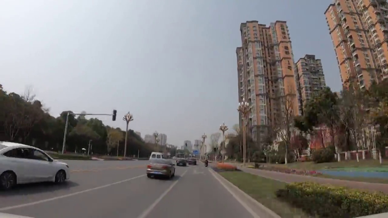 城市道路延时风光：汽车在成都郫都区中信大道上行驶视频素材