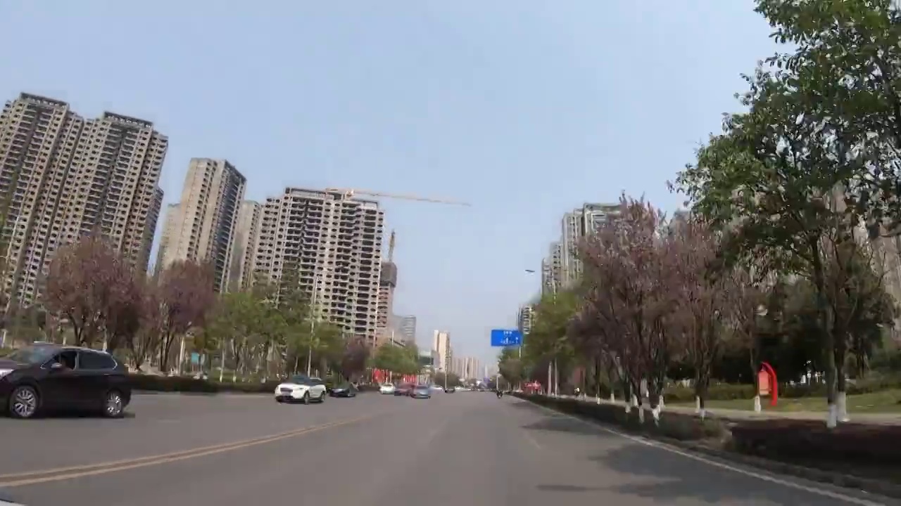 城市道路延时风光：汽车在成都郫都区蜀信路上行驶视频素材