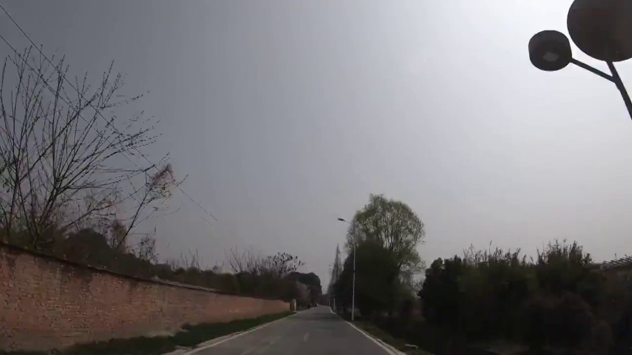 城市道路延时风光：汽车在成都三道堰三团路上行驶视频素材