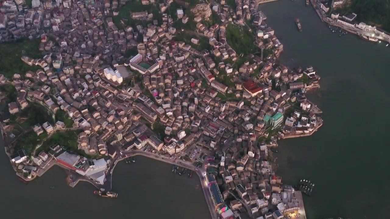 航拍视角下的台州温岭石塘七彩小箬村视频素材