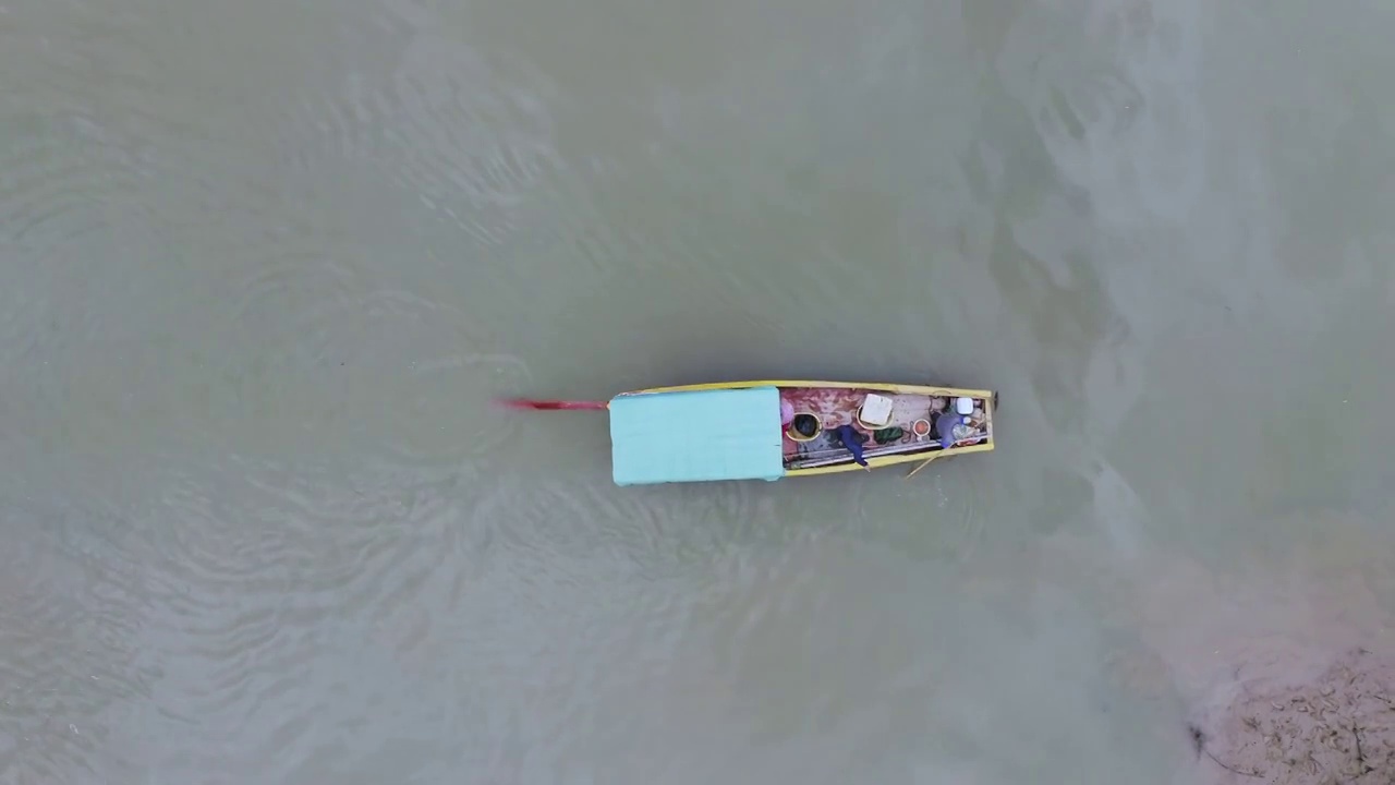 河面上的捕鱼船视频下载